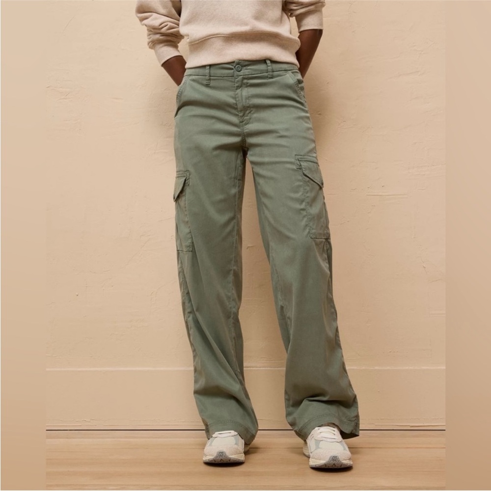 Women’s American Eagle Outfitters Green Cargo Pants NWT Size 0 Short